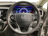 ハンドルにHondaセンシング系のクルーズコントロールやレーンキープアシストなどのスイッチと、オーディオの操作スイッチが装備されています。ハンドルから手を離さず安全に操作できます。
