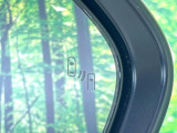 【ブラインドスポットモニター】走行中、ドアミラーの死角になりやすい箇所に後続車が接近するとサイドミラーのレンズに警告を表示!ドライバーに注意喚起をしてくれます。