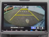 目安となるガイドライン付きのバックカメラを装備しているので、慣れない場所での車庫入れも安心です。