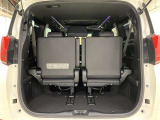 サードシート跳ね上げ式で折りたたみ可能です。キャンプ用品など大きな荷物もばっちり収納可能です!