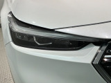 LEDヘッドライトは、点灯の瞬間から最大光量を発揮し、突然暗くなるトンネルなどでの安定感を高めます。