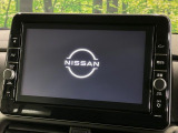 【メーカー純正9型ナビ】インテリアに溶け込むスタイリッシュな「専用設計」メーカーナビを装備♪視認性や操作性など基本性能にも優れ、より上質なカーライフをお楽しみいただけます。
