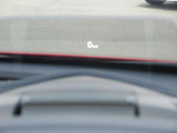 必要な情報を投影するヘッドアップディスプレイ(運転席前のガラス等に車速やナビ情報を投影する機能)。視線移動を抑え、速度やナビのルート案内、安全警告を直感的に確認。長距離運転でも疲れません。