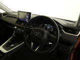 【運転席まわり】・・・ハンドルやシートなども隅々までクリーニング済み。キレイな車内でドライブがより一層快適にお楽しみいただけると思います。