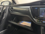 【グローブボックス】車検証、サングラスやCDなど小さい荷物が収納できるので車内を綺麗に整頓できますね。