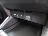 【POWEROUTLET】12V電源ソケットを設置しております。周辺機器の充電にご利用頂けます。便利なUSBジャックも付いています。インパネ下に小物を置いておけるトレイが付いています。
