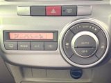 【オートエアコン】一度お好みの温度に設定すれば、車内の温度を検知し風量や温度を自動で調整。暑い&hellip;寒い&hellip;と何度もスイッチ操作をする必要はありません。快適な車内空間には必須の機能ですね♪