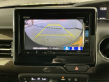 【バックカメラ】運転が苦手な方も車庫入れラクラクです!ギアをリバースに入れれば自動的に切り換わりますので、面倒な操作は不要です♪狭い駐車場もお車を傷つけず安心ですね!