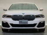 【キドニーグリル】BMWの代名詞。一目見ただけでBMWであると認識できる確固たるアイコンとして存在感を放ちます。