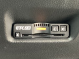 ETC2.0を搭載し、高速道路の料金決済をスムーズに行えるだけでなく、道路情報を活用した高度な運転支援サービスにも対応しています。