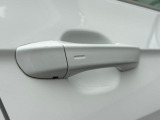 スマートエントリーシステムでキーを取り出すことなくスムーズに施錠解錠が可能です。