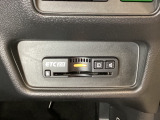 ハンドルの右下にETC2.0がついています。高速道路の料金所の通過も楽々です!。 カードの取り出しもしやすい場所についています。