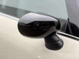 MINIの電動格納サイドミラーは、スイッチ操作でスムーズに開閉でき、狭い駐車場でも安心して扱えます。車体との一体感あるデザインで、利便性とスタイリングを両立した装備です。