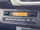 【オートエアコン】一度お好みの温度に設定すれば、車内の温度を検知し風量や温度を自動で調整。暑い&hellip;寒い&hellip;と何度もスイッチ操作をする必要はありません。快適な車内空間には必須の機能ですね♪