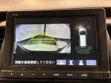 リバースギアに入れるだけで後方の表示へ切り替わります。夜間や雨の日の駐車も楽になりますよ。