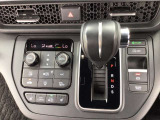【ハンドル】運転にかかわる様々な操作を安全に行えるように視点移動が少なく操作性に配慮されたスイッチ類が凝縮されたコックピットです。
