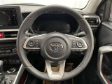 快適な操作性の運転席、ハンドルも綺麗に清掃済みです!もちろん安全を守るエアバッグも装備しているので安心してお乗りいただけます(^^)
