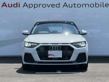シングルフレームグリルはAudiの象徴的なデザイン要素であり、一目でAudiとわかるスタイル、大きくて迫力のある形状が車のスポーティな印象を強調しており、魅力的なデザインとなっています。