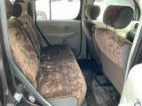 後席も十分な広さがあります。ドライブや遠出をした際にも、車内でゆったりとお寛ぎいただけます。