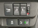 両側電動スライドドアです。リモコンや運転席スイッチ、ドアハンドルの操作で自動開閉。お子さまを抱きかかえている時や荷物の多い時などに便利です。