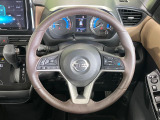 【純正革巻きステアリング】上質な革を使用することで、手にしっかり馴染みとても運転しやすいハンドルです♪