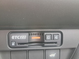 ETC車載器のお写真です。高速道路など、有料道路を通過する際には大変便利な装備ですね♪