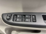パワーウィンドウスイッチで運転席から全席の窓の開閉ができます♪
