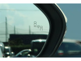 隣車線を走る車両をレーダーで検知し、ドアミラーでは確認しにくい後側方エリアに存在する車両に加え、急接近してくる車両も検知します。車両を検知するとドアミラーに搭載されたLEDインジケーターが点灯します。