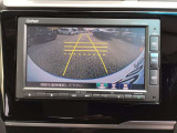 【バックカメラ】運転が苦手な方も車庫入れラクラクです!ギアをリバースに入れれば自動的に切り換わりますので、面倒な操作は不要です♪狭い駐車場もお車を傷つけず安心ですね!