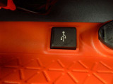 充電用USB端子付き。スマートフォンなどの充電に便利です。