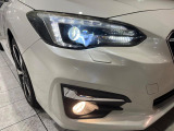 【LEDヘッドライト】悪天候や夜間走行時も良好な視界を確保し安心して運転できる高輝度LEDヘッドライトを装備!点灯速度が早く、消費電力も抑えられています。