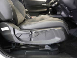 【ハイトアジャスター】レバーの上下操作だけで、座面を運転しやすい高さへ簡単に調節できます。