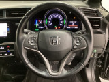 ハンドルにHondaセンシング系のクルーズコントロールやレーンキープアシストなどのスイッチと、オーディオの操作スイッチが装備されています。ハンドルから手を離さず安全に操作できます。