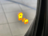 【後方車輛検知】走行中、ドアミラーの死角になりやすい箇所に後続車が接近するとサイドミラー付近に警告を表示、ドライバーに注意喚起をしてくれます。