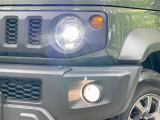 【LEDヘッドライト】悪天候や夜間走行時も良好な視界を確保し安心して運転できる高輝度LEDヘッドライトを装備!点灯速度が早く、消費電力も抑えられています。