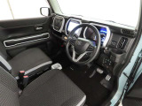 シンプルで使いやすいデザインの運転席です。