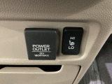 前席の左右別々のシートヒータースイッチが付いています。HiとLoの2段階で温度設定ができます。スイッチの間にはアクセサリーソケットがついており、周辺には物が置けるボックスがついています。