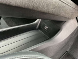 シフトレバーの下部にはティッシュ箱が置けるスペースやHDMI端子差込口がございます。