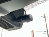 最近では付いてる車も多くなってきました。中古車ではまだまだ付いていればラッキーなドライブレコーダーです♪