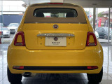 FIATロゴの発色が良く、テールのクリア感も高い。幌のラインが整い、全体の印象が引き締まっています。
