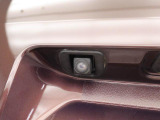 後退時に車両の後ろ側をモニター画面に表示します。車庫入れなどでバックする際に後方確認ができて便利です。車庫入れが苦手な人もこれで安心。