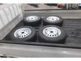 スタッドレスホイールセット4本新品付きになります。