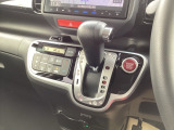 インパネシフトだから視線の移動も少なく足元もスッキリ♪運転席もゆったりしているのでゆとりを持ってドライブできますね!