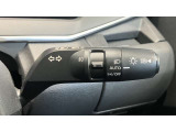 車外の明るさに応じでライトを点灯、消灯してくれるオートライト機能です☆お天気の良い昼間のトンネル走行などオートにしてると便利で安心です☆エンジン停止時にライトの消し忘れも無くなります☆