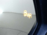 【BSM(ブラインドスポットモニター)】・・・隣の車線を走る車両をレーダーで感知。車両を感知するとドアミラーに搭載されたLEDインジケーターが点灯。