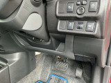 駐車ブレーキは手動式です