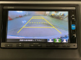 リバースギアに入れるだけで後方の表示へ切り替わります。夜間や雨の日の駐車も楽になりますよ。