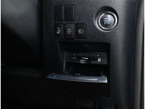 窓を開けずに料金所を通過できる今やもう必需品のETC!インパネにスッキリ装着したビルトインタイプです♪ETCカードの入れ忘れ・抜き忘れを音声やアラームで教えてくれるので、入れ忘れ・抜き忘れを防げます♪