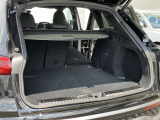 開口部が低く設定されているので、荷物の積み下ろしがスムーズに行えます。更に分割可倒式リアシートの採用でシートのバックレストを倒すと、大きく長い荷物も積み込めます。