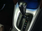 滑らかな走りを生み出す CVT(無段変速機) を採用しており、シフト操作はとてもスムーズです